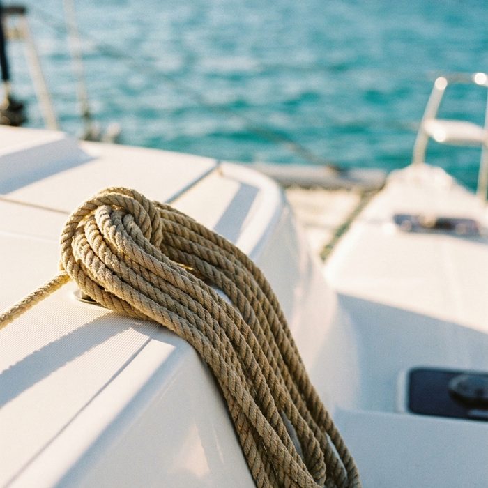 EU AI Act: Ordentlich aufgeschossenes Tau an Deck eines Segelboots